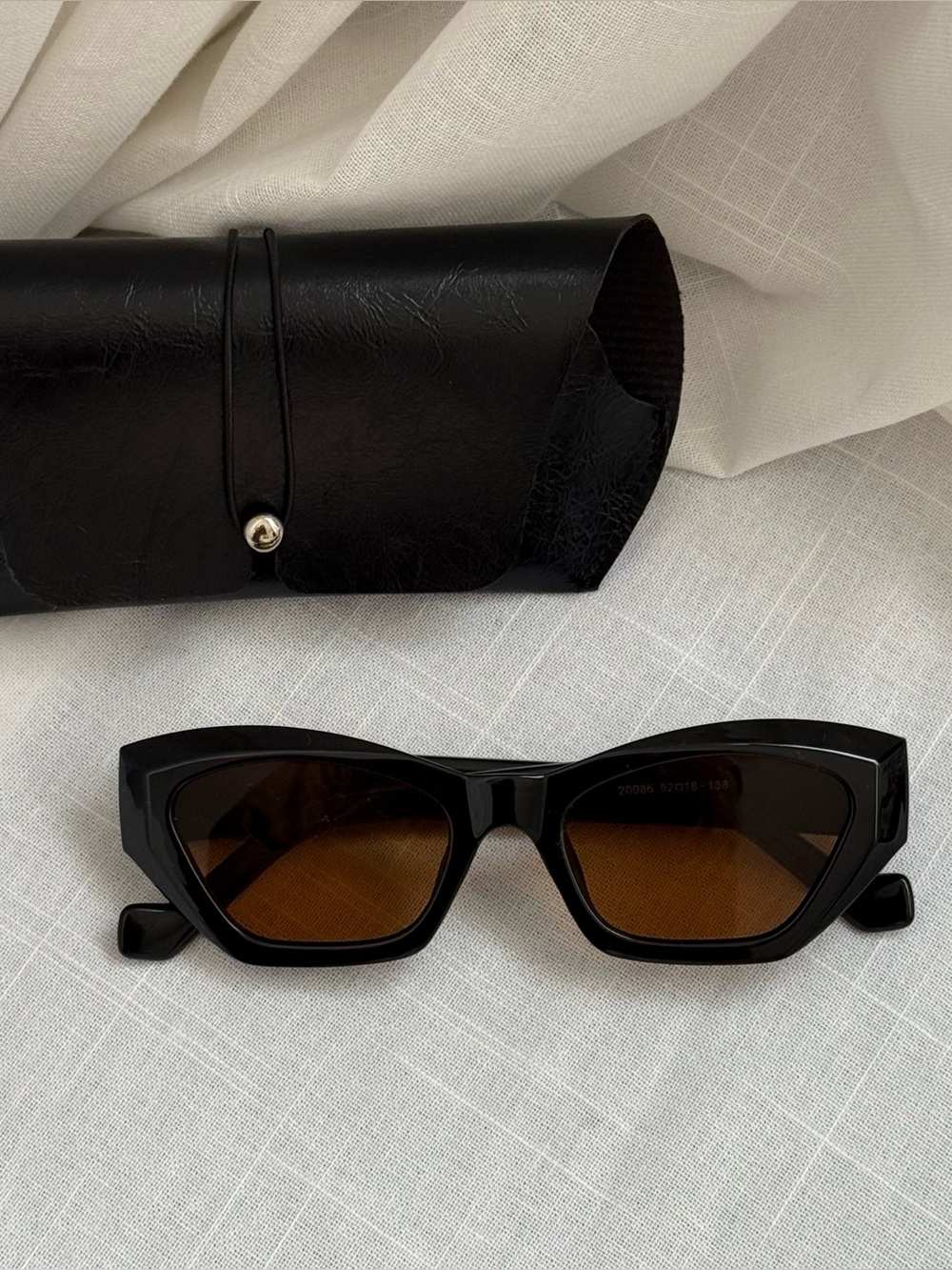 Retro Cat-Eye Women's Sunglasses with Case NWOT (Black)